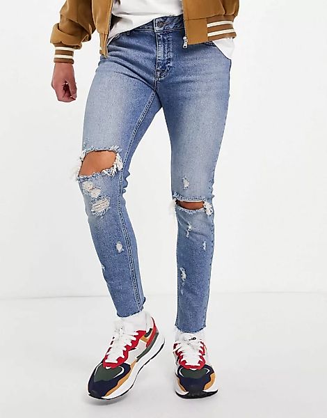 ASOS DESIGN – Enge, ungesäumte Jeans mit Knierissen in mittlerer Waschung-B günstig online kaufen