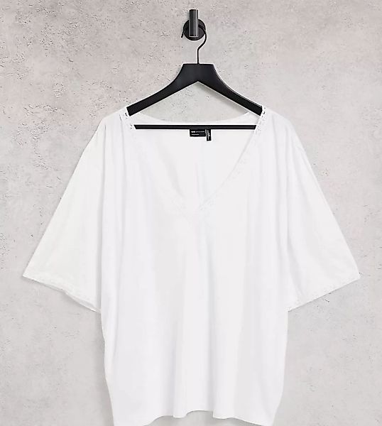 ASOS DESIGN Curve – Kurzes T-Shirt in Weiß mit V-Ausschnitt und Spitzenbesa günstig online kaufen