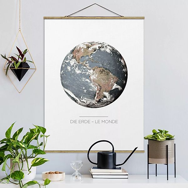 Stoffbild Spruch mit Posterleisten - Hochformat Le Monde - Die Erde günstig online kaufen