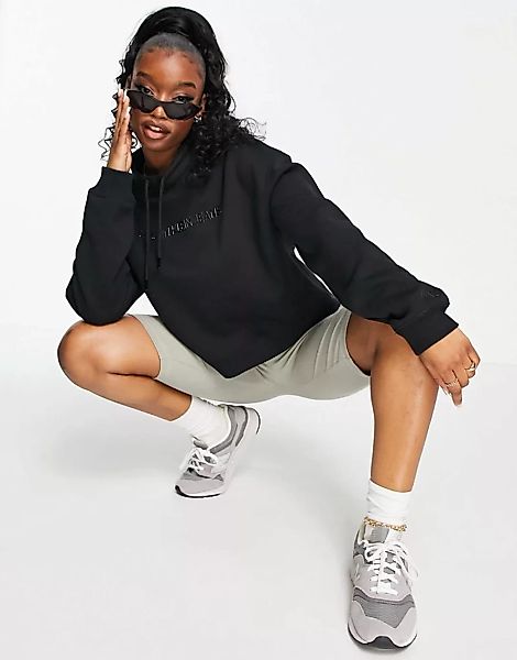 Calvin Klein Jeans – Hochgeschlossenes Sweatshirt in Schwarz mit glänzendem günstig online kaufen