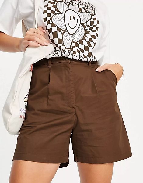 Monki – Nimmi – Schmal geschnittene Shorts in Braun günstig online kaufen