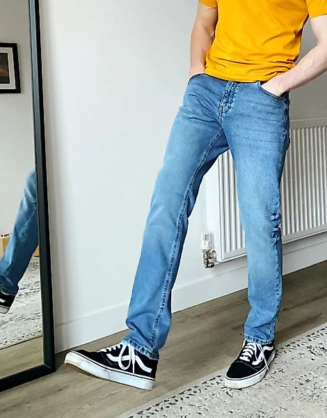 ASOS DESIGN – Schmale Jeans in verwaschenem Mittelblau günstig online kaufen