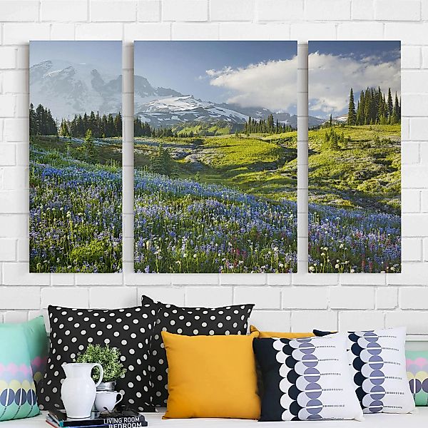 3-teiliges Leinwandbild Berg - Querformat Bergwiese mit blauen Blumen vor M günstig online kaufen