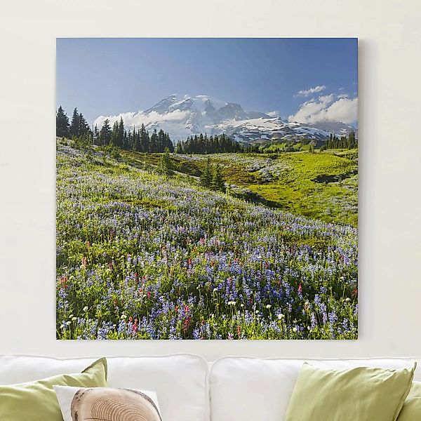 Leinwandbild - Quadrat Bergwiese mit roten Blumen vor Mt. Rainier günstig online kaufen