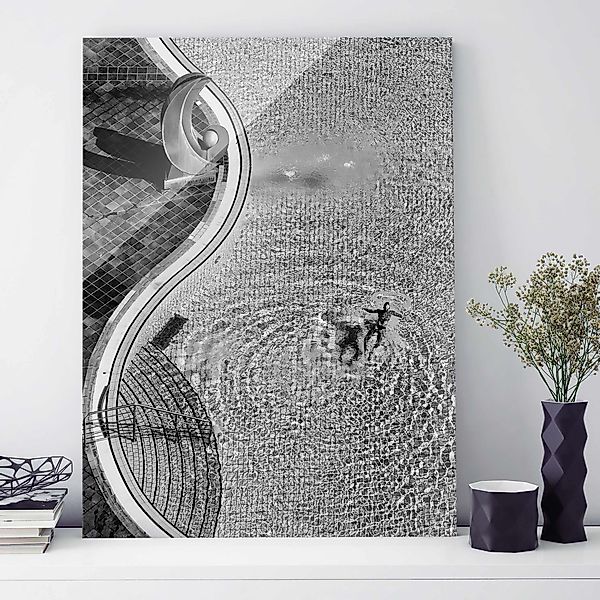 Glasbild - Hochformat Schwimmbad Schwarz-Weiß günstig online kaufen