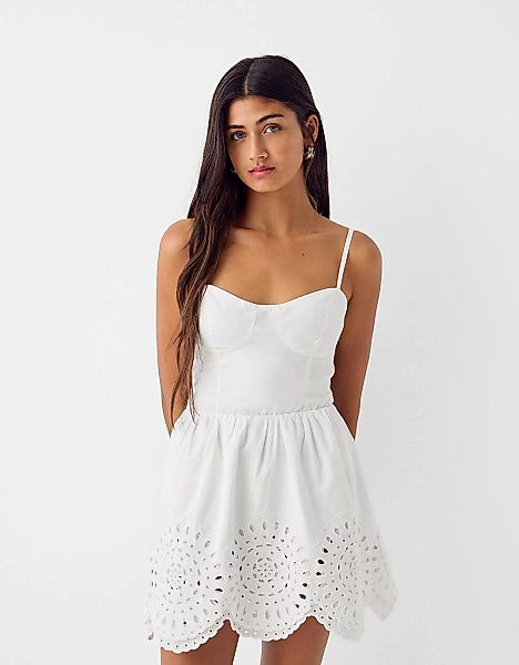 Bershka Weitschwingendes Minikleid Mit Stanzmuster Damen S Weiss günstig online kaufen