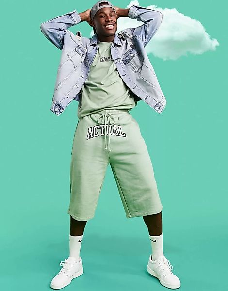 ASOS Actual – Längere Shorts in lockerer Passform mit Logostickerei in Grün günstig online kaufen