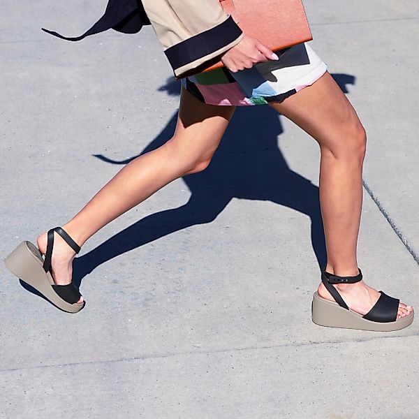 Crocs Brooklyn Ankle Strap Wedge Keilsandalette, Plateausandale, Sandale in günstig online kaufen