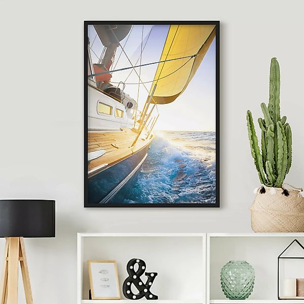 Bild mit Rahmen Strand - Hochformat Segelboot auf blauem Meer bei Sonnensch günstig online kaufen