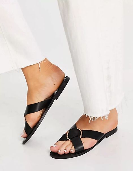 Glamorous – Flache Sandalen mit überkreuzten Riemen und goldenem Ring in Sc günstig online kaufen