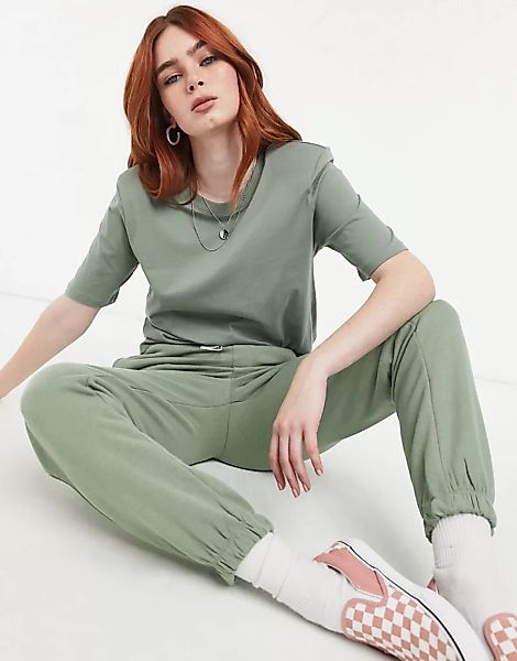 Only – T-Shirt mit gepolsterten Schultern in Grün günstig online kaufen