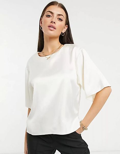 ASOS DESIGN – Satin-T-Shirt in Creme-Weiß günstig online kaufen