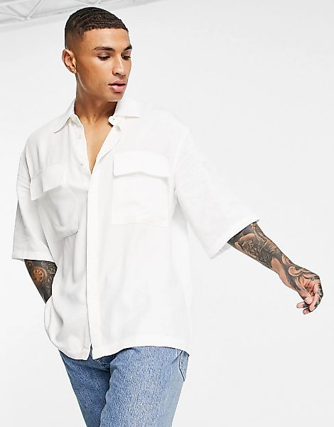 Bershka – Hemd in gebrochenem Weiß mit zwei Taschen günstig online kaufen