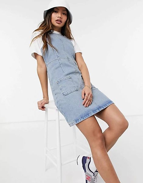 ASOS DESIGN – Jeans-Latzkleid im Pinny-Stil in mittlerer Waschung-Blau günstig online kaufen