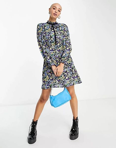 New Look – Mini-Hängerkleid mit Bindeausschnitt und Blümchenmuster in Blau günstig online kaufen
