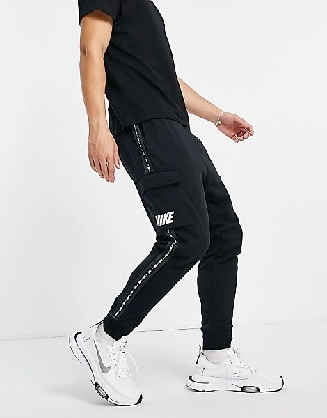 Nike – Repeat – Cargo-Jogginghose aus Fleece in Khaki mit Zierstreifen-Schw günstig online kaufen