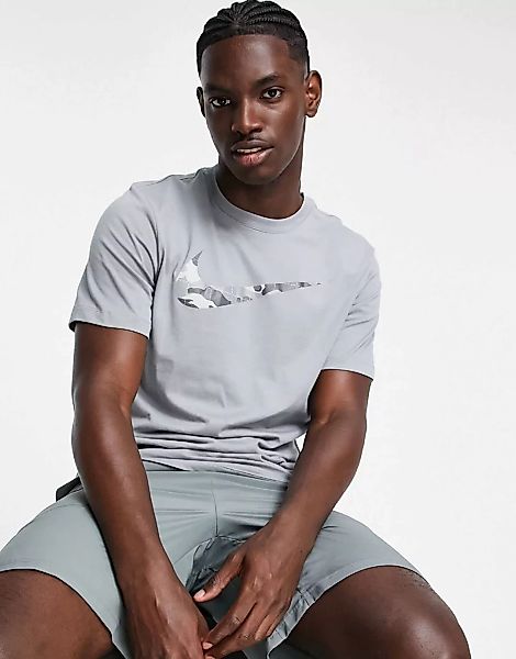 Nike Training Swoosh – T-Shirt mit Military-Muster in Hellgrau günstig online kaufen