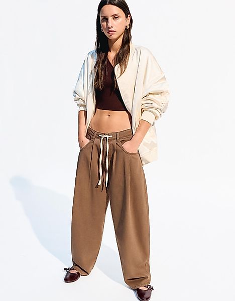 Bershka Fließende Hose Mit Bundfalten Damen 42 Braun günstig online kaufen