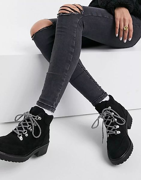 London Rebel – Flache schwarze Stiefel mit farblich abgesetzten Schnürsenke günstig online kaufen