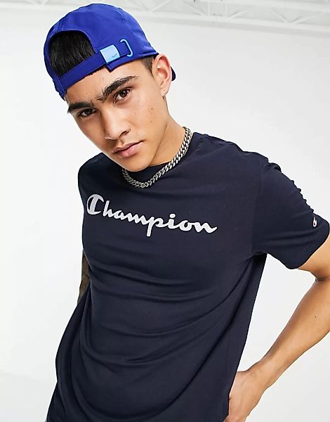 Champion – T-Shirt mit großem Logo-Schriftzug auf der Brust in Marineblau günstig online kaufen