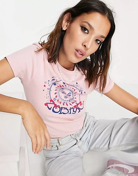 Topshop – Knapp geschnittenes T-Shirt in Rosa mit „Zodiac“-Print günstig online kaufen