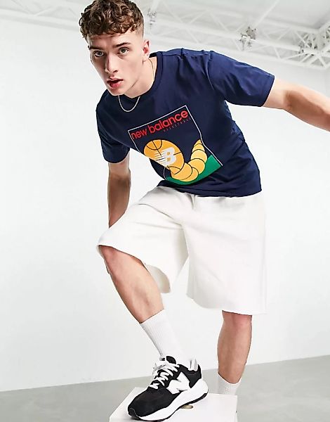 New Balance – Basketball-T-Shirt in Marineblau mit Grafik günstig online kaufen