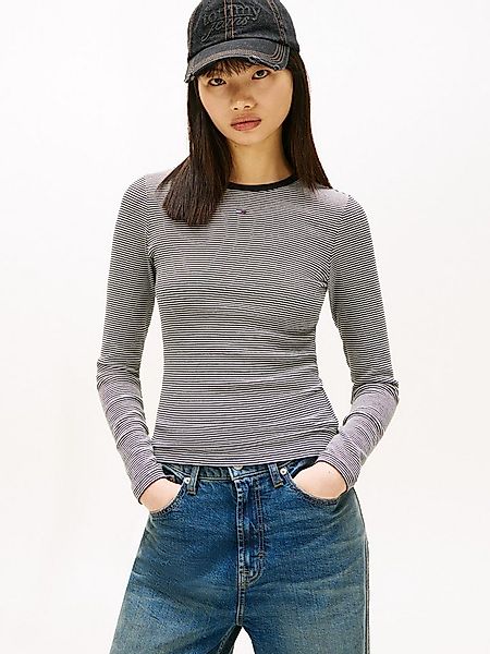 Tommy Jeans Langarmshirt TJW SLIM ESSENTIAL RIB LS mit Logostickerei günstig online kaufen
