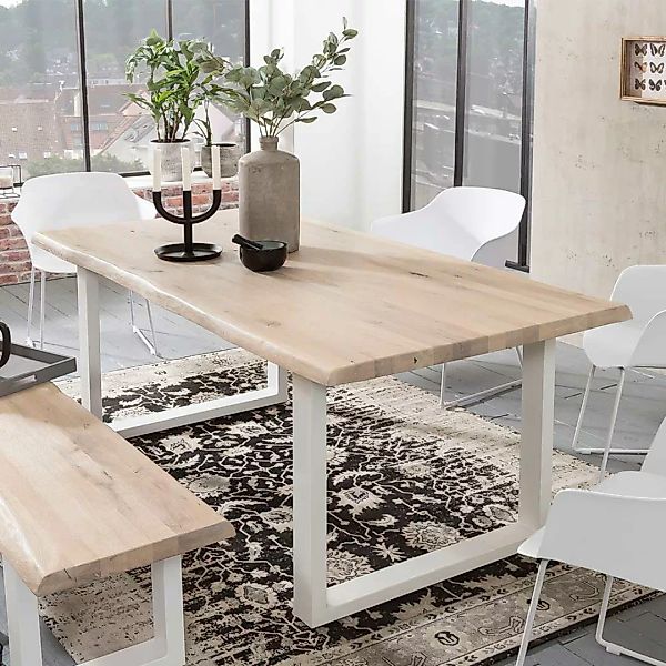 Baumkanten Esszimmertisch aus Eiche White Wash massiv Bügelgestell in Weiß günstig online kaufen