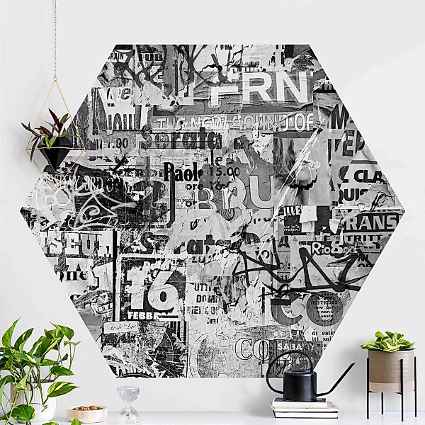 Hexagon Mustertapete selbstklebend Alte Plakatwand Schwarz-Weiß günstig online kaufen
