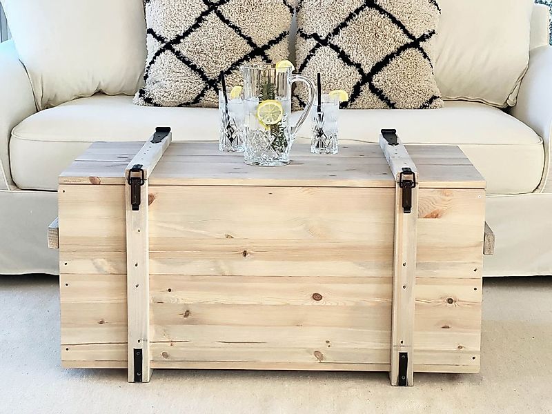 Vintage Holztruhe grau mit schwarzen Eisenbeschlägen günstig online kaufen
