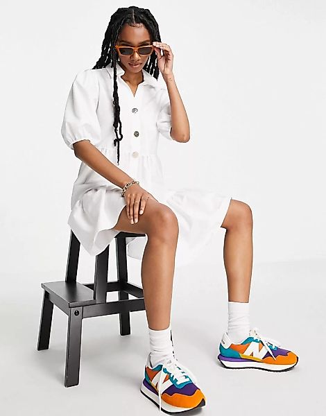 River Island – Gesmoktes Mini-Hemdkleid in Weiß mit Stufendesign günstig online kaufen