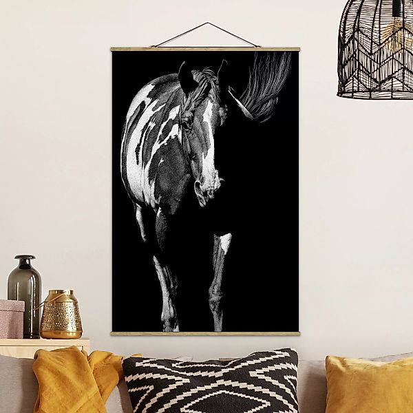 Stoffbild Tiere mit Posterleisten - Hochformat Pferd vor Schwarz günstig online kaufen
