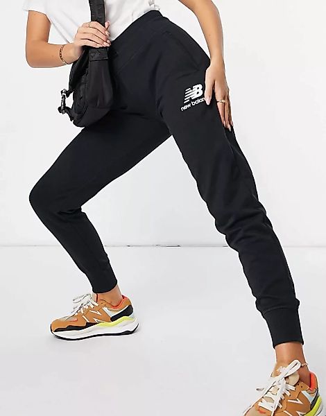New Balance – Schwarze Jogginghose mit Logo günstig online kaufen