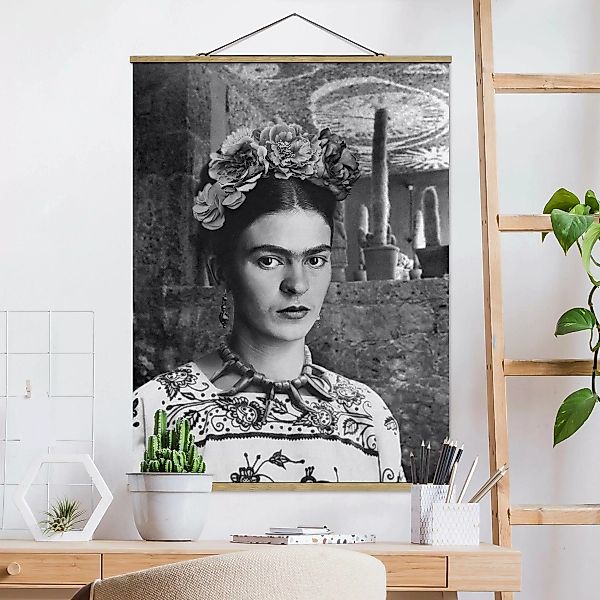 Stoffbild mit Posterleisten Frida Kahlo Foto Portrait vor Kakteen günstig online kaufen