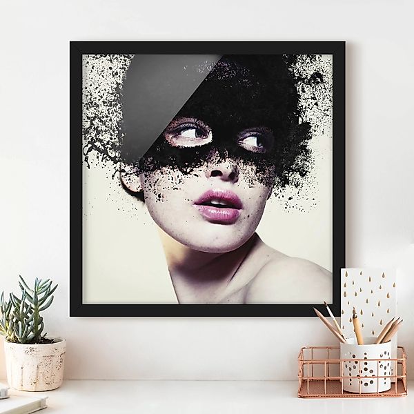 Bild mit Rahmen Portrait - Quadrat Das Mädchen mit der schwarzen Maske günstig online kaufen