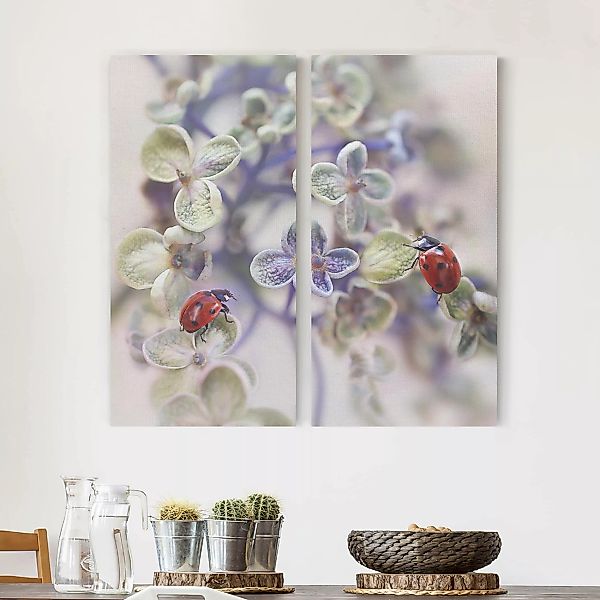 2-teiliges Leinwandbild Blumen - Hochformat Marienkäfer im Garten günstig online kaufen