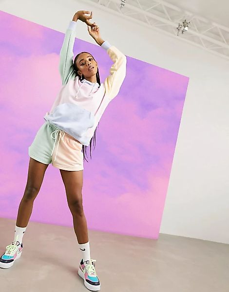 Nike – Shorts mit Farbblockdesign und kleinem Swoosh-Logo in Metallic-Mehrf günstig online kaufen