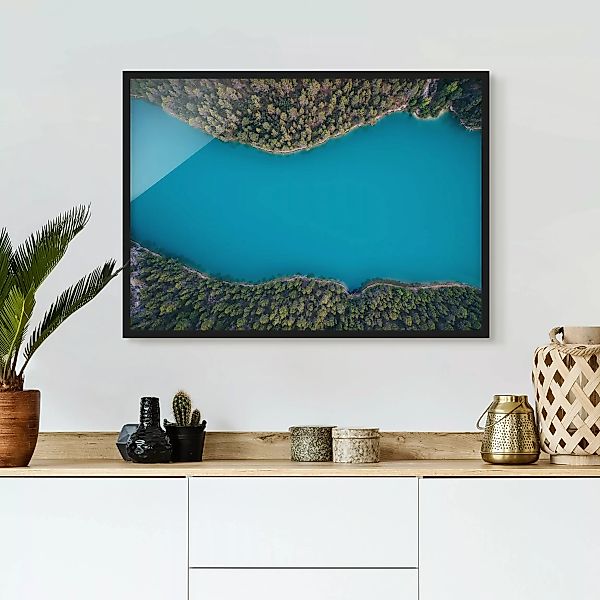 Bild mit Rahmen Natur & Landschaft - Querformat Luftbild - Tiefblauer See günstig online kaufen