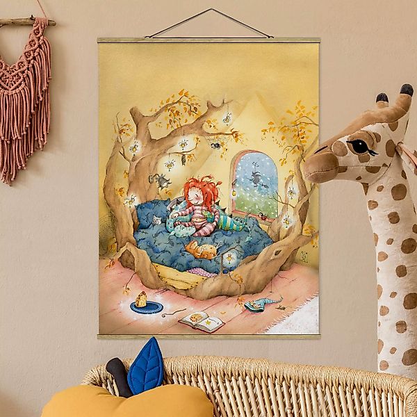 Stoffbild Kinderzimmer mit Posterleisten - Hochformat Frida kuschelt mit ih günstig online kaufen
