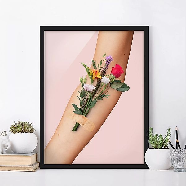 Bild mit Rahmen Blumen - Hochformat Arm mit Blumen günstig online kaufen