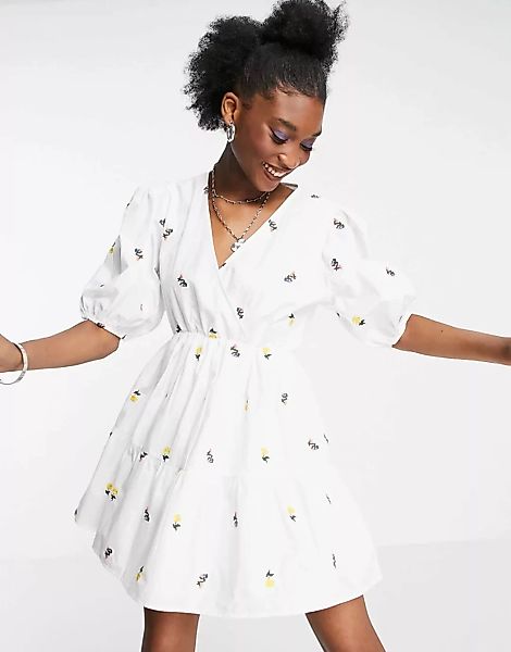 In The Style x Lorna Luxe – Gestuftes Minikleid mit Wickeldetail auf der Vo günstig online kaufen