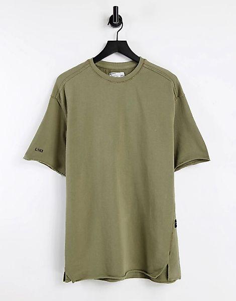 Bershka – T-Shirt mit unversäubertem Saum in grüner Waschung günstig online kaufen