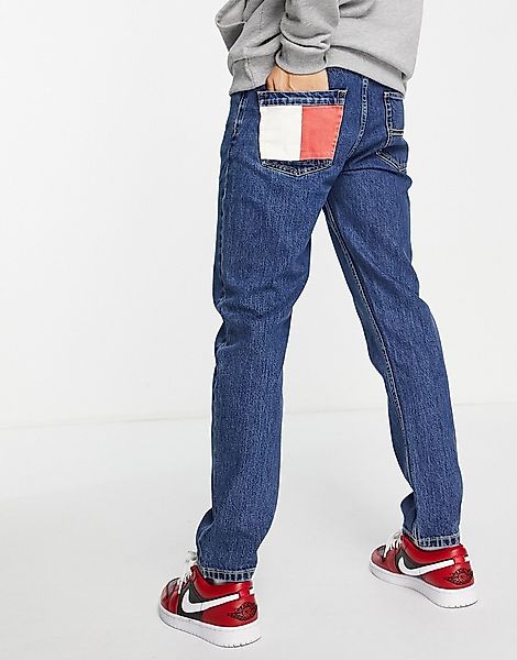 Tommy Jeans – Schmal zulaufende Dad-Jeans in regulärer Passform mit Taschen günstig online kaufen