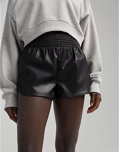 Bershka – Shorts aus Kunstleder in Schwarz günstig online kaufen