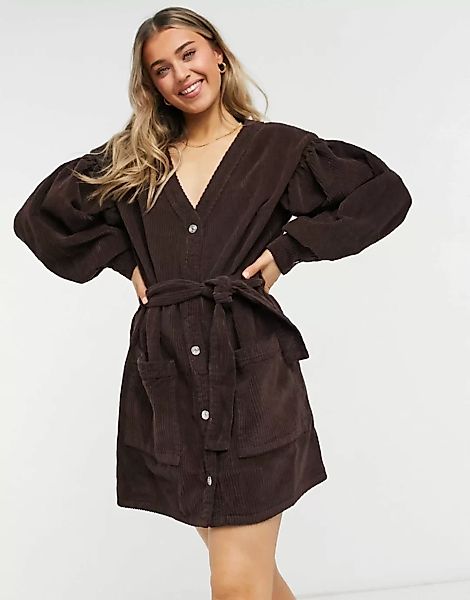 ASOS DESIGN – Strickjackenkleid aus Cord mit Gürtel in Schokoladenbraun-Wei günstig online kaufen