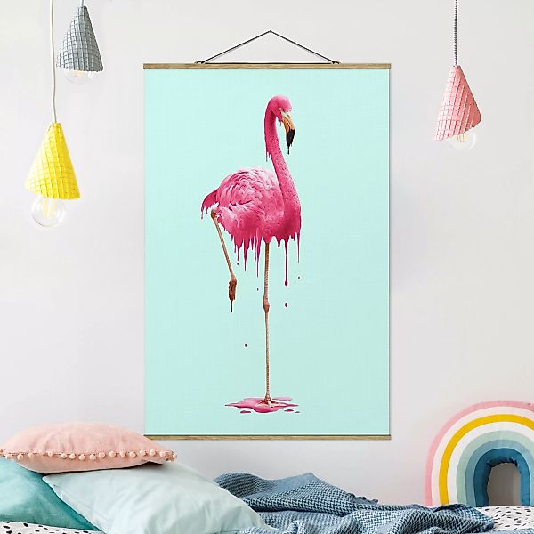 Stoffbild Tiere mit Posterleisten - Hochformat Schmelzender Flamingo günstig online kaufen