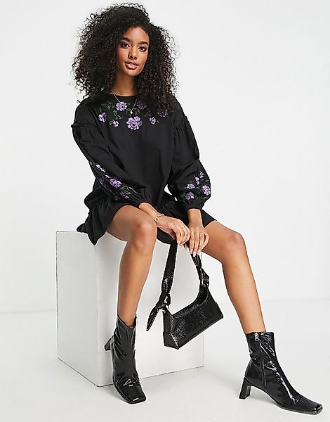ASOS DESIGN – Mini-Hängerkleid in Schwarz mit Rüschensaum und Blumensticker günstig online kaufen