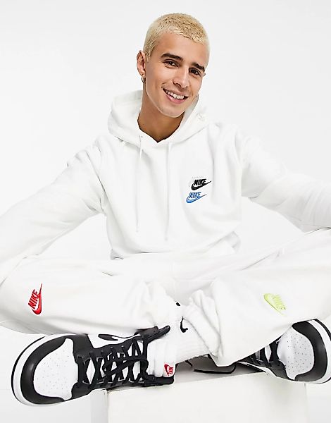 Nike – Essential – Fleece-Kapuzenpullover mit mehreren Logos in Weiß günstig online kaufen