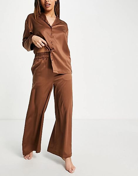 Topshop – Satin-Pyjama aus Hemd und Hose in Schokoladenbraun günstig online kaufen