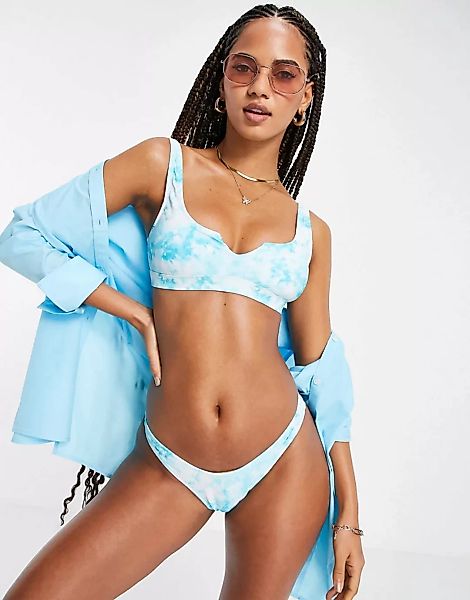 Candypants – Bikinihose mit hohem Beinausschnitt und blauem Batikmuster günstig online kaufen